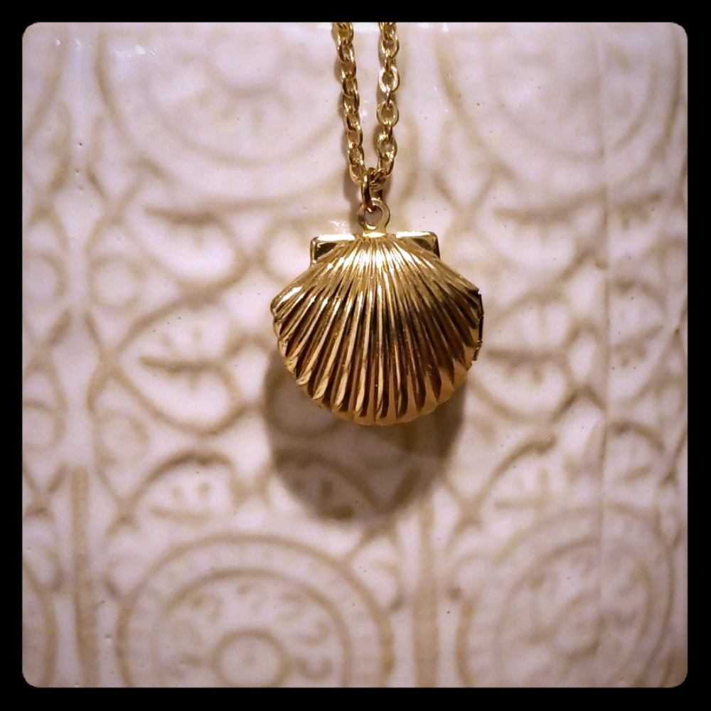 Gold Scallop Shell Necklace